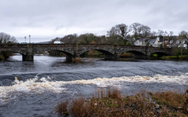 스코틀랜드 뉴턴 스튜어트의 크리브리지에 있는 크리 강과 콜 위어 - wigtownshire 뉴스 사진 이미지