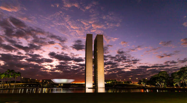 o congresso nacional do brasil em fotografia noturna. prédio projetado por oscar niemeyer. é composto na câmara dos deputados e no senado federal. - brasília - fotografias e filmes do acervo