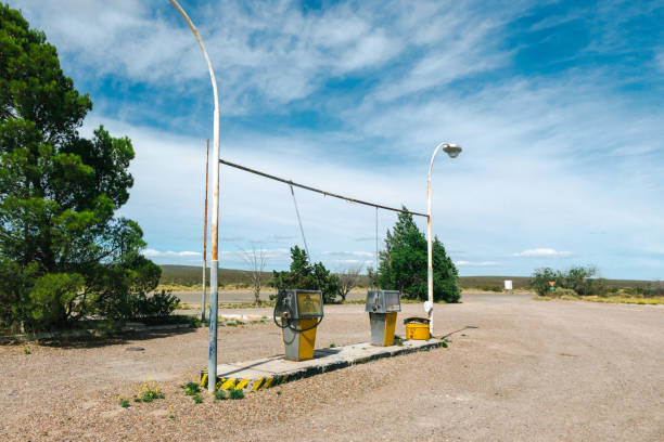 station de pompage abandonnée au milieu de la pampa en argentine, amérique du sud. ciel bleu ensoleillé avec quelques nuages - station retro revival gas station old photos et images de collection