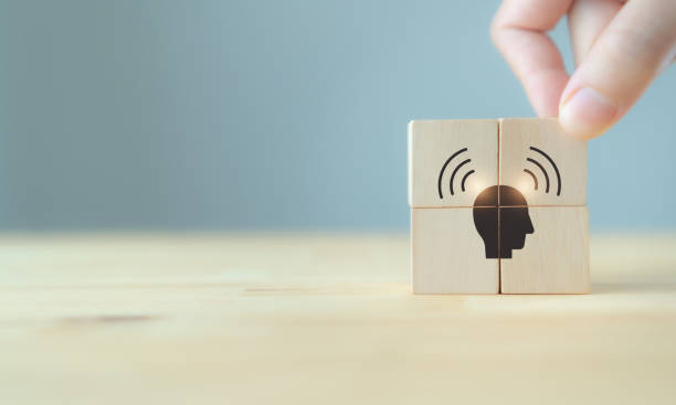 Brand awareness concept. Creating customer awareness. Social media marketing. Initiative marketing funnel. Hand putting the wooden cubes with personal awareness icon on grey background and copy space. concepto de reconocimiento de marca. crear conciencia del cliente. marketing en redes sociales. embudo de marketing de iniciativa. colocando a mano los cubos de madera con icono de conciencia personal sobre fondo gris y espacio de copia.