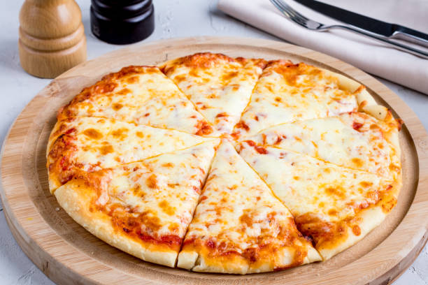 pizza italiana margherita con queso y salsa de tomate en la tabla sobre mesa gris macro close up, margarita - cheese pizza fotografías e imágenes de stock