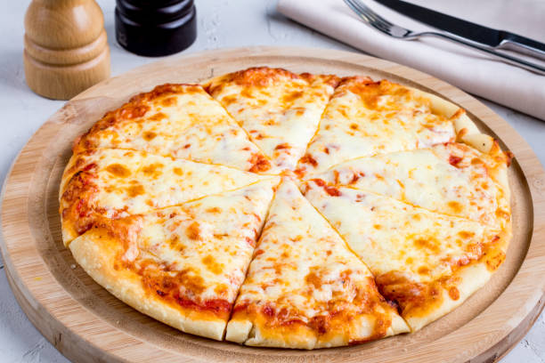 pizza italiana margherita con formaggio e salsa di pomodoro sulla tavola sul tavolo grigio macro primo piano, margarita - pizza margherita foto e immagini stock