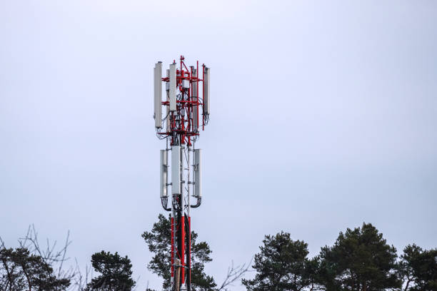 telefono cellulare e internet cell tower - antenna attrezzatura per le telecomunicazioni foto e immagini stock