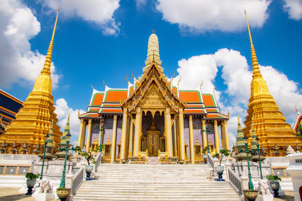 beau bâtiment de wat phra kaew temple du bouddha d’émeraude, grand palais sur le jour du ciel bleu nuageux, l’endroit le plus célèbre et doit visiter lieu et temple à bangkok, thaïlande depuis la porte d’entrée - wat phra kaeo photos photos et images de collection