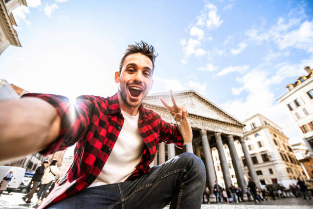 feliz turista de visita roma, italia - joven tomando selfie frente al panteón, hito italiano - turismo y concepto de viaje - head shoot fotografías e imágenes de stock
