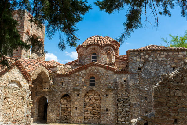 église à mystras. mystras ou mistras est une ville fortifiée de laconie, dans le péloponnèse, en grèce. elle servait de capitale au despotat byzantin de morée. - sparta greece ancient past archaeology photos et images de collection