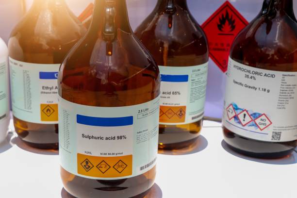 acide sulfurique en bouteille, produit chimique en laboratoire - toxic substance bottle danger chemical photos et images de collection