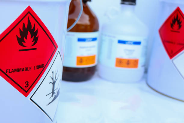 symbol łatwopalnej cieczy na zbiorniku chemicznym - hazardous materials protection zdjęcia i obrazy z banku zdjęć