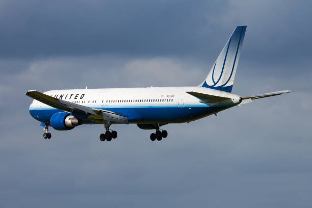 2,000+ United Airlines Plane Stock Photos, Pictures & Royalty-Free ...