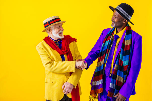 hommes seniors cool avec portrait de tenue à la mode - model70 photos et images de collection
