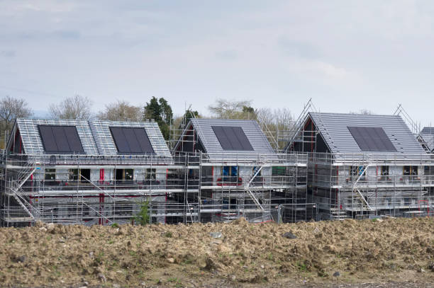 건설중인 새로운 주택에 설치된 태양 전지 패널 - housing development house scotland uk 뉴스 사진 이미지