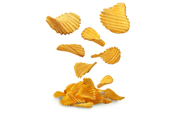 patatas fritas cayendo, aisladas sobre fondo blanco con espacio de copia para texto o imágenes. chips crujientes y apetecibles. publicidad. primer plano - potatoe chips fotografías e imágenes de stock