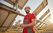 ingenieur-der-im-feld-mit-solarbatterien