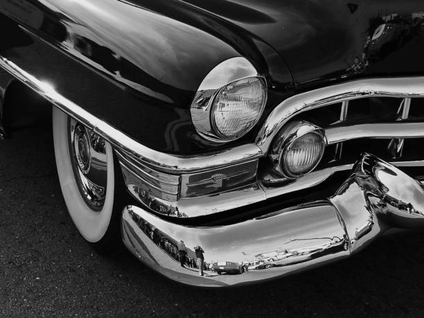古い車の車のヘッドライト - collectors car car hubcap retro revival ストックフォトと画像