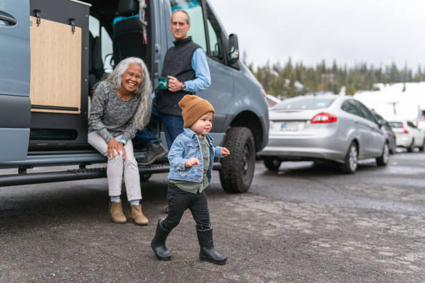 niña feliz disfrutando del tiempo al aire libre en una montaña nevada con sus abuelos - skiing snow couple mountain fotografías e imágenes de stock