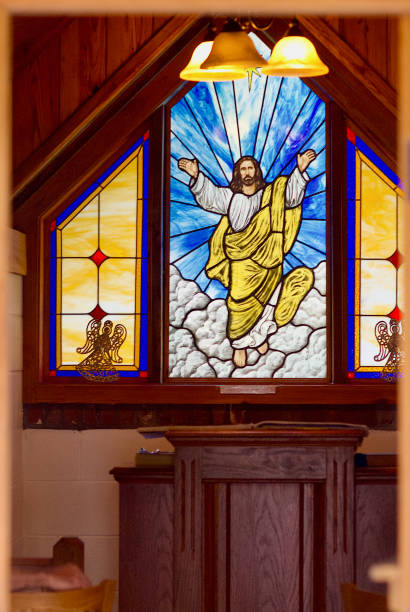 « la plus petite église d’amérique » - stained glass jesus christ glass church photos et images de collection