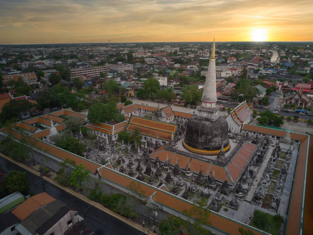 wat phra mahathat woramahawihan pagode à noite lindo céu nakhon si thammarat, tailândia, ângulo alto - nakhon si thammarat - fotografias e filmes do acervo