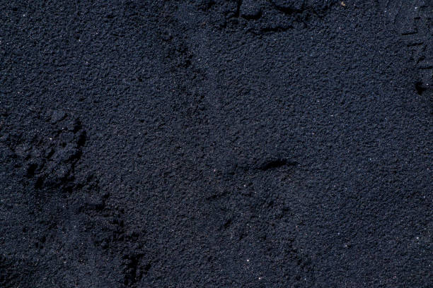 черный вулканический песок текстура фона - black sand beach hawaii islands maui стоковые фото и изображения