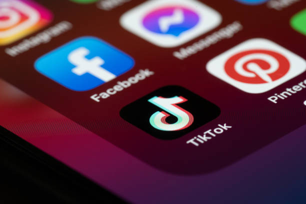 application de médias sociaux tiktok sur l’écran du smartphone - marketing des médias sociaux photos et images de collection