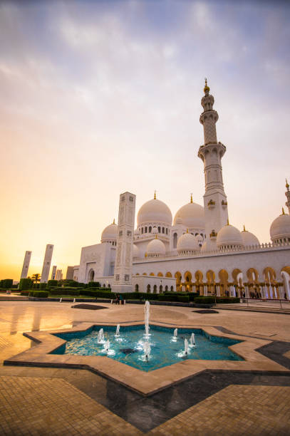 gran mezquita sheik zayed al atardecer - photography tower cityscape flag fotografías e imágenes de stock