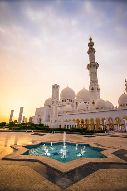 sheik zayed grand mosque at sundown - photography tower cityscape flag imagens e fotografias de stock