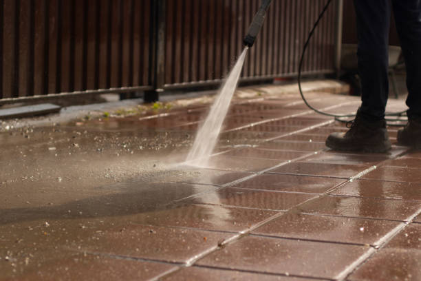 istock Washes the treadmill with a jet of water. 1393276964