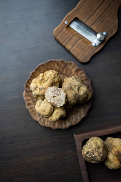 italian white truffle with a wooden shaver - white truffle imagens e fotografias de stock