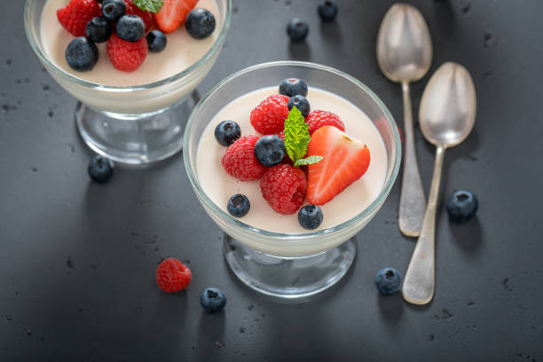 smaczna i domowa panna cotta z mleka i jagód. - cream gelatin dessert berry fruit blueberry zdjęcia i obrazy z banku zdjęć