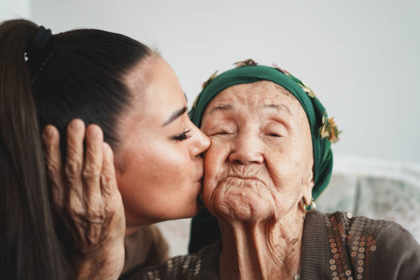 grand-mère de 96 ans, fête des mères - tatar photos et images de collection