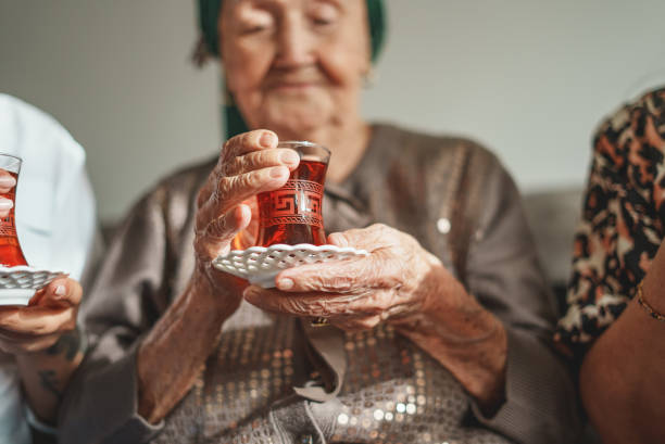 ora del tè con la nonna di 96 anni - tea party tea afternoon tea little girls foto e immagini stock