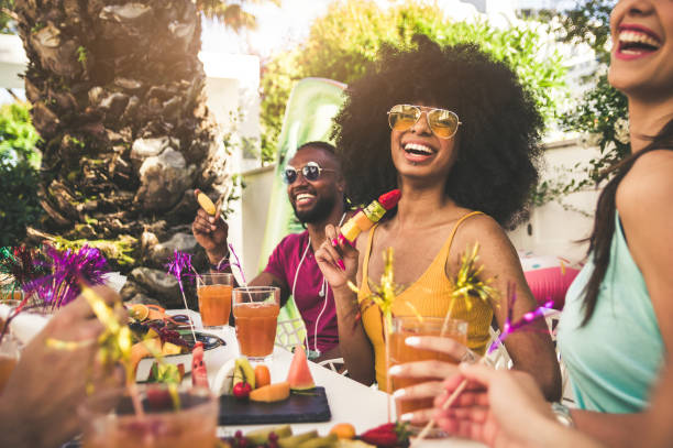 femme heureuse souriant à la caméra s’amusant avec des amis en plein air au restaurant - holiday foods photos et images de collection