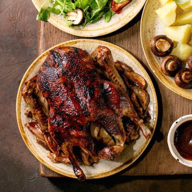 classic dish roasted glazed duck with apples and garnish - tablesetting imagens e fotografias de stock