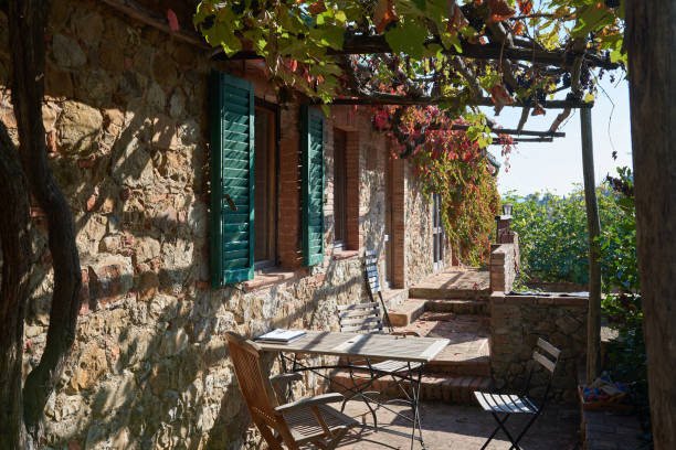 cadeiras vazias e mesa dispostas fora da velha casa de tijolos - tuscany abandoned - fotografias e filmes do acervo