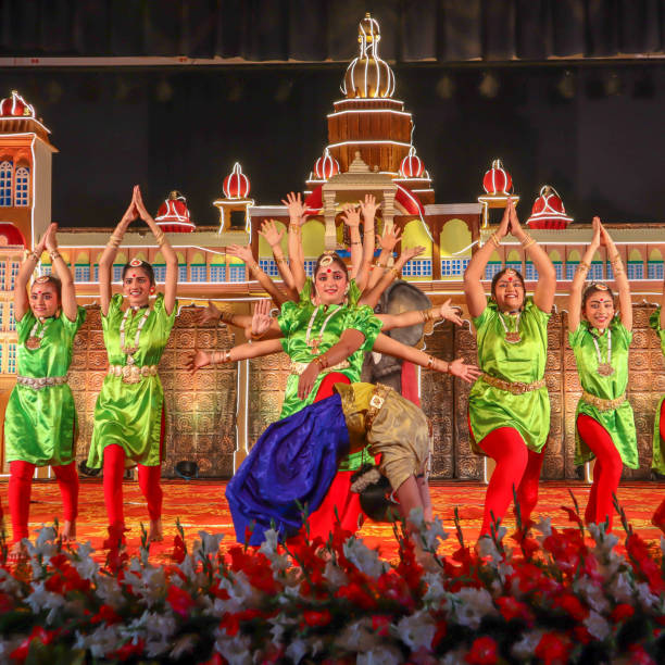 A Bharatanatyam art of dance depicting Goddess Durga performed in traditional Indian saris in an entertainment show for the tourists visiting Mysore, India. A Bharatanatyam art of dance depicting Goddess Durga performed in traditional Indian saris in an entertainment show for the tourists visiting Mysore, India. indian music stock pictures, royalty-free photos & images