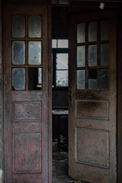 antiguas puertas rústicas de madera. - wood shutter rusty rust fotografías e imágenes de stock