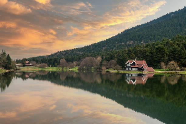 bolu golcuk tabiat parki bolu nationalpark. sehenswürdigkeiten oder touristische orte der türkei. hölzernes gewächshaus am see bei sonnenuntergang. - woods reflection famous place standing water stock-fotos und bilder