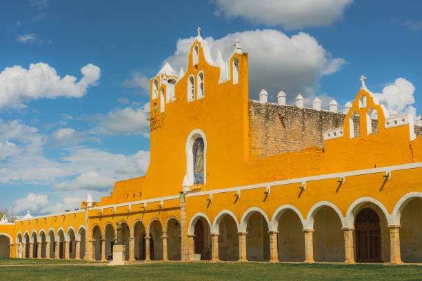 vista panorámica de la ciudad amarilla de izamal en méxico - house residential structure colonial style landscape fotografías e imágenes de stock