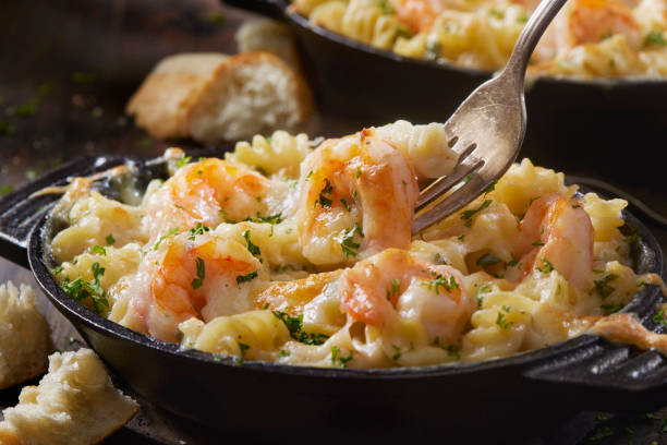 gebackene garnelen und rotini in einer knoblauch-weißweinsauce - shrimp stock-fotos und bilder