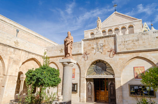 statue des heiligen hieronymus in der kirche der geburt jesu christi. bethlehem, palästina. - birthplace stock-fotos und bilder