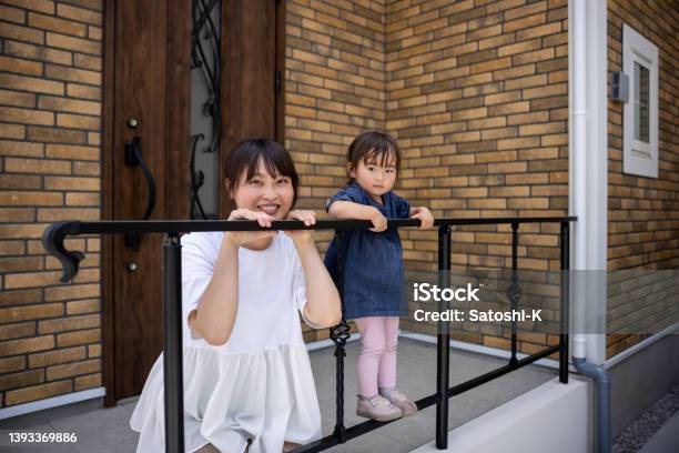 家の入り口にある小さな娘と母親の肖像画
