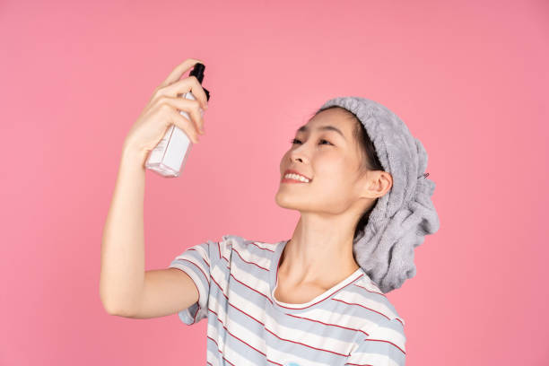 istock A young Asian woman is putting on makeup 1393379322