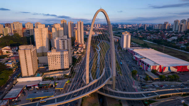são josé dos campos, são paulo, brasil - 04, 2022:"naerial vista da ponte de cabos em são josé dos campos conhecida como o arco da inovação. - são josé dos campos - fotografias e filmes do acervo