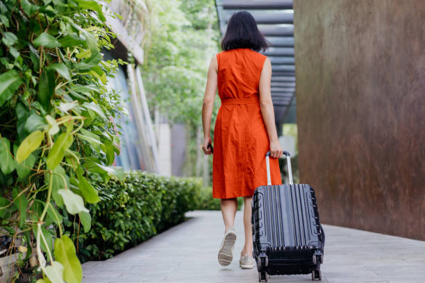 jeune touriste se promenant dans la ville - traveling light photos et images de collection