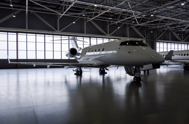 aereo jet privato di lusso nell'hangar dell'aviazione - hangar foto e immagini stock