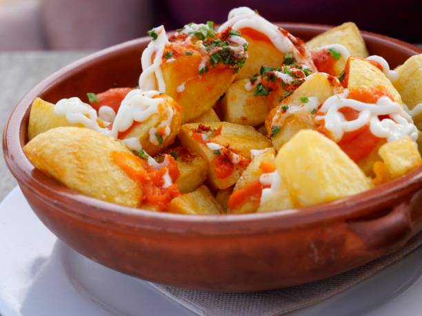 leckere patatas bravas in schüssel - patatas bravas stock-fotos und bilder