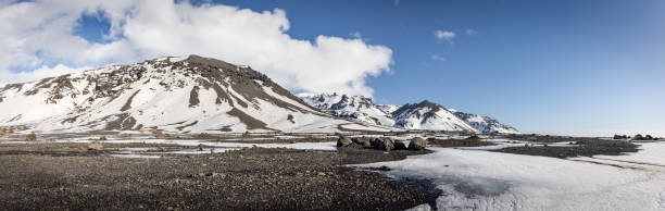 iceland hvannadalshnúkur glacier mountains gravel field in winter panorama - skaftafell national park 個照片及圖片檔