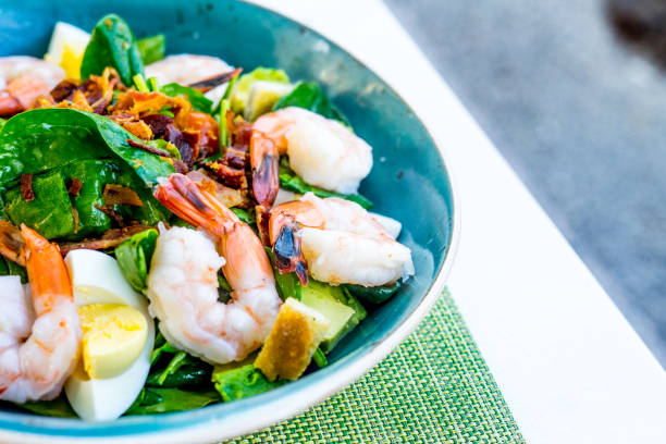 insalata di gamberetti in una ciotola nel ristorante - prepared shrimp prawn seafood salad foto e immagini stock