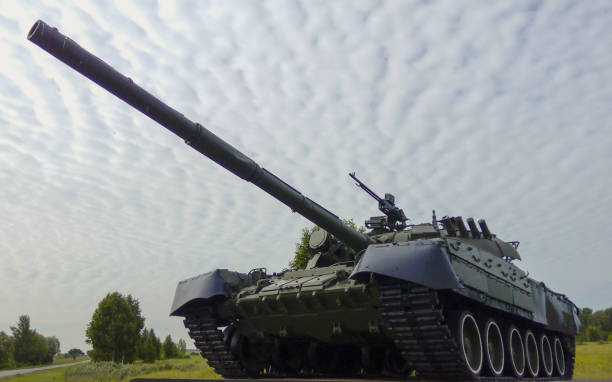 um tanque russo moderno contra um céu com nuvens cirrus. - donetsk oblast - fotografias e filmes do acervo