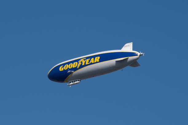 goodyear ballon dirigeable - goodyear blimp photos et images de collection