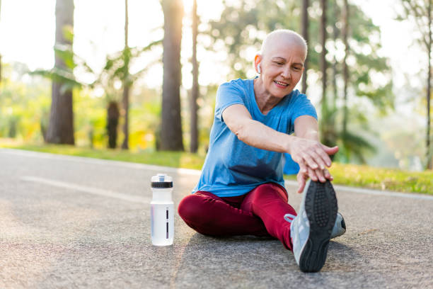 kobieta chora na raka - exercising stretching women outdoors zdjęcia i obrazy z banku zdjęć